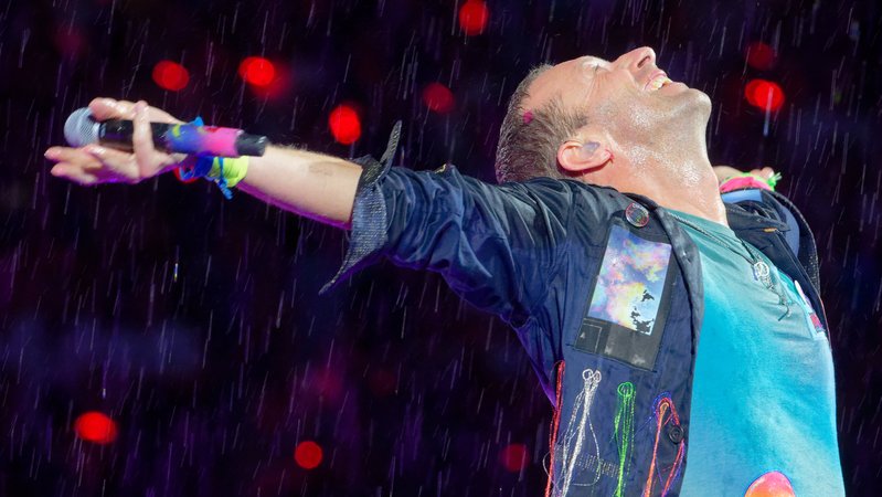 Coldplay spielten im Rahmen ihrer "Music of the Spheres Tour 2024" bei strömendem Regen in Düsseldorf. | Bild: picture alliance/dpa | Henning Kaiser Coldplay spielten im Rahmen ihrer "Music of the Spheres Tour 2024" bei strömendem Regen in Düsseldorf.