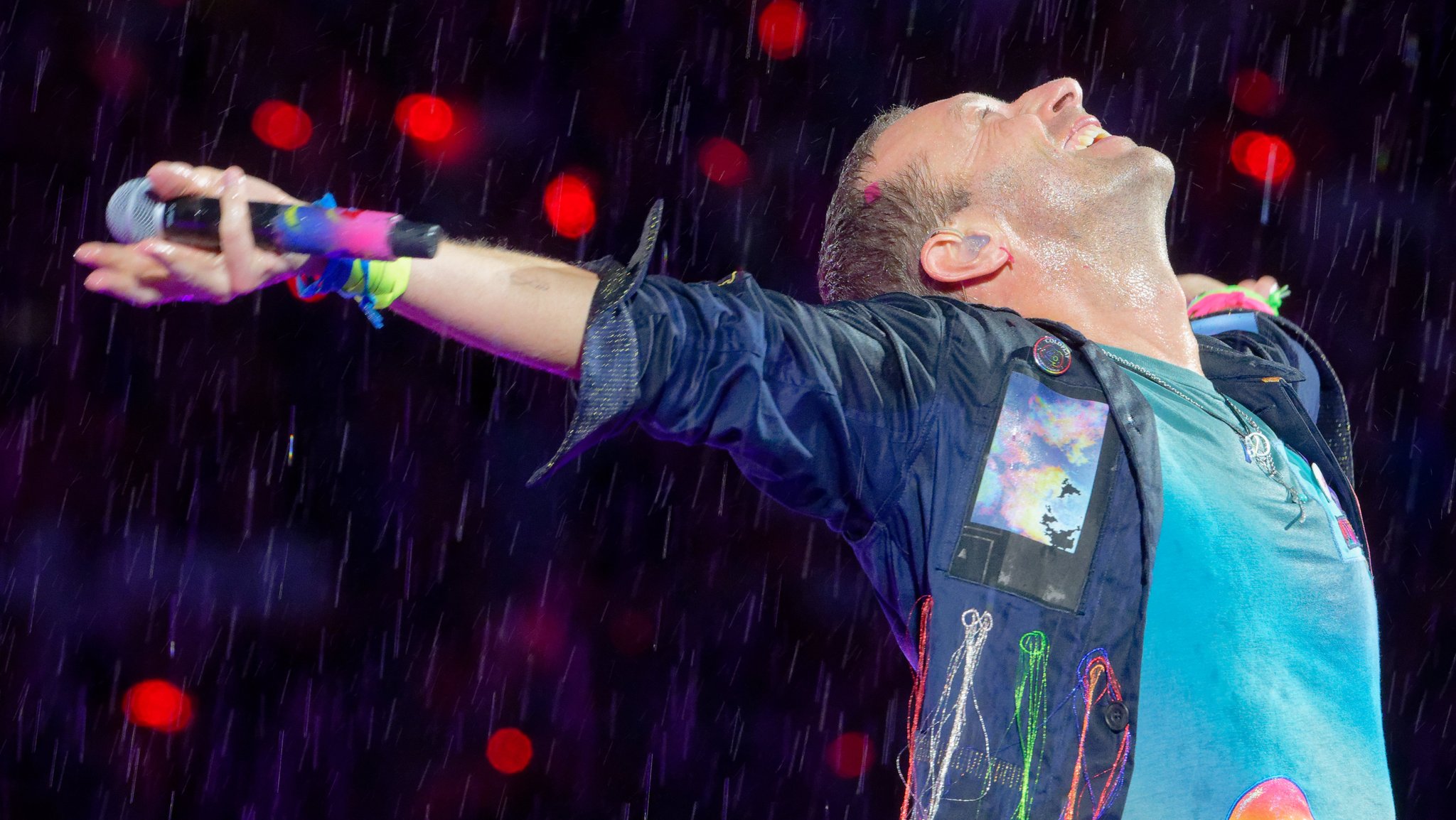 Coldplay spielten im Rahmen ihrer "Music of the Spheres Tour 2024" bei strömendem Regen in Düsseldorf.