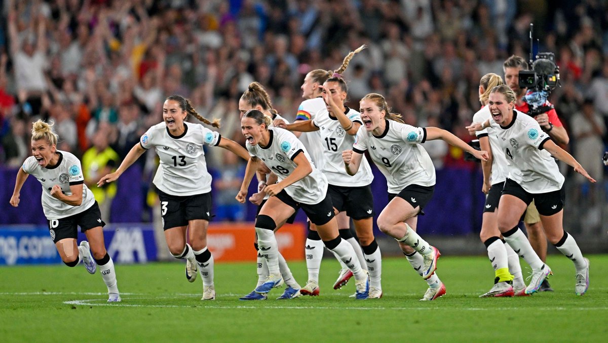 "Fix und fertig" - DFB-Elf trotz Zopfzieher-Rot im Halbfinale 