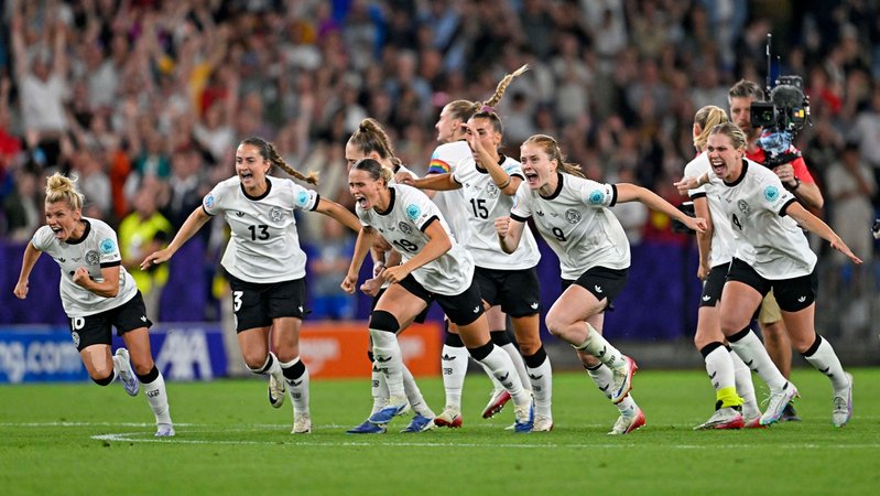 DFB-Frauen bejubeln den Einzug ins Halbfinale der EM. | Bild: picture alliance / M.i.S. | Bernd Feil / MiS DFB-Frauen bejubeln den Einzug ins Halbfinale der EM.
