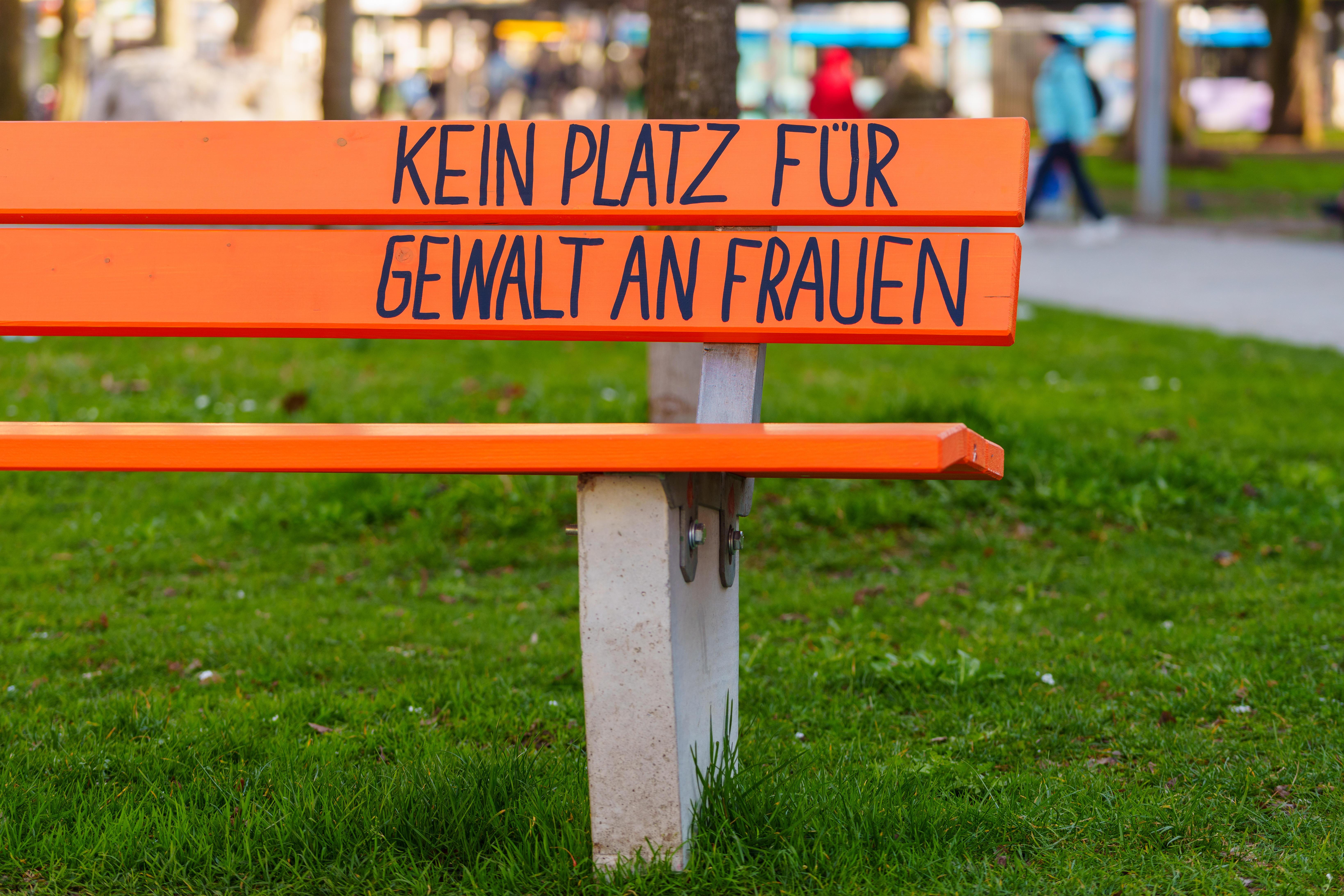 Symbolbild: "Kein Platz für Gewalt an Frauen" - Aufschrift auf einer Parkbank in Augsburg. 
