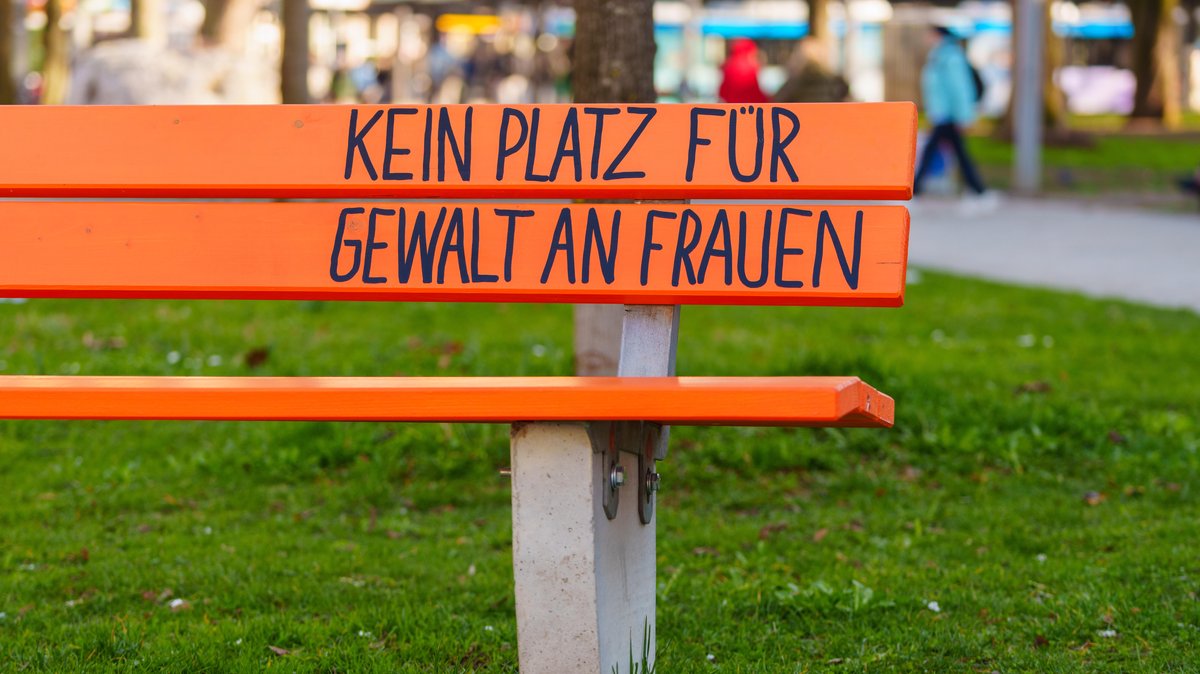 Symbolbild: "Kein Platz für Gewalt an Frauen" - Aufschrift auf einer Parkbank in Augsburg. 