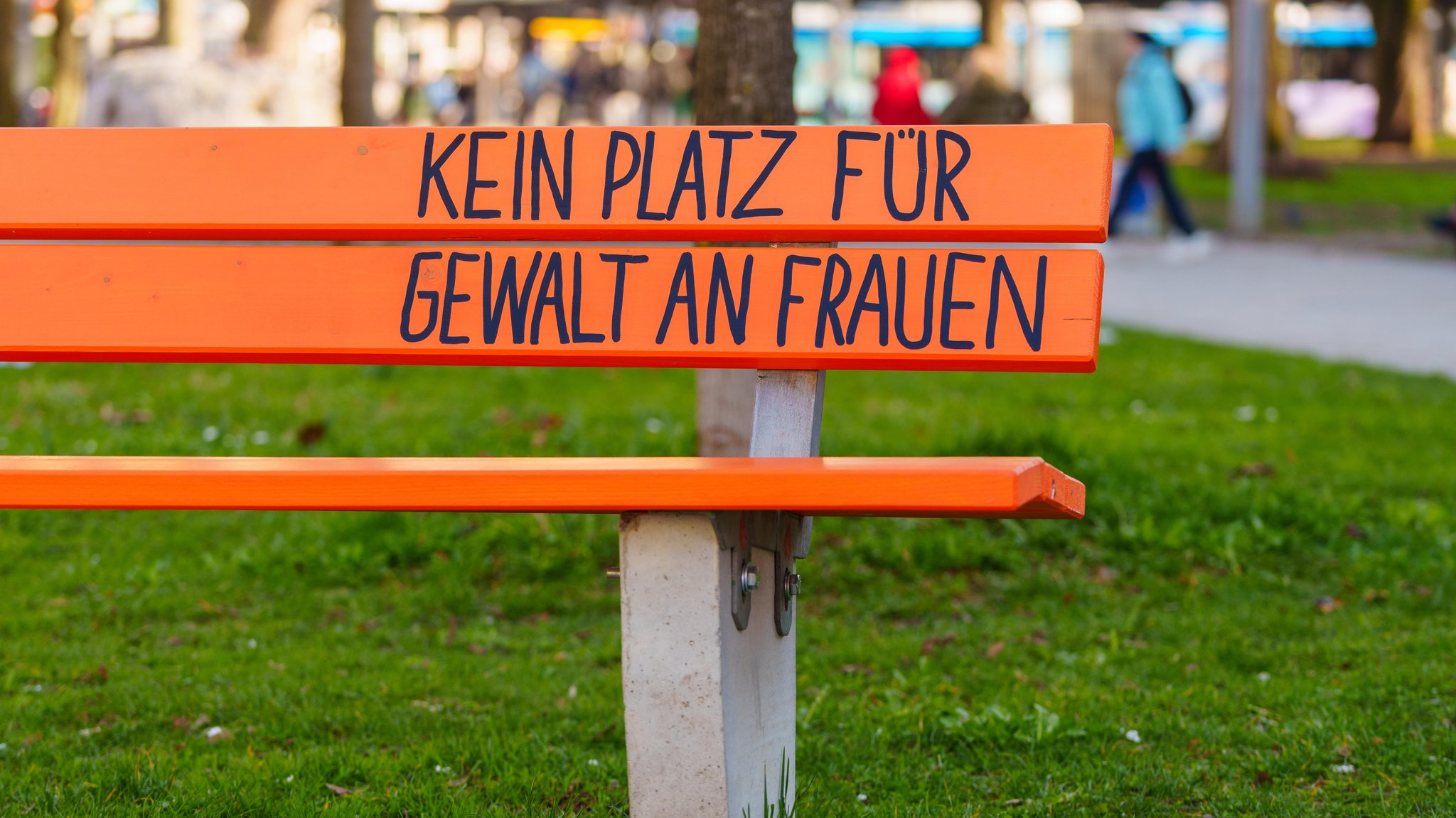 Symbolbild: "Kein Platz für Gewalt an Frauen" - Aufschrift auf einer Parkbank in Augsburg. 