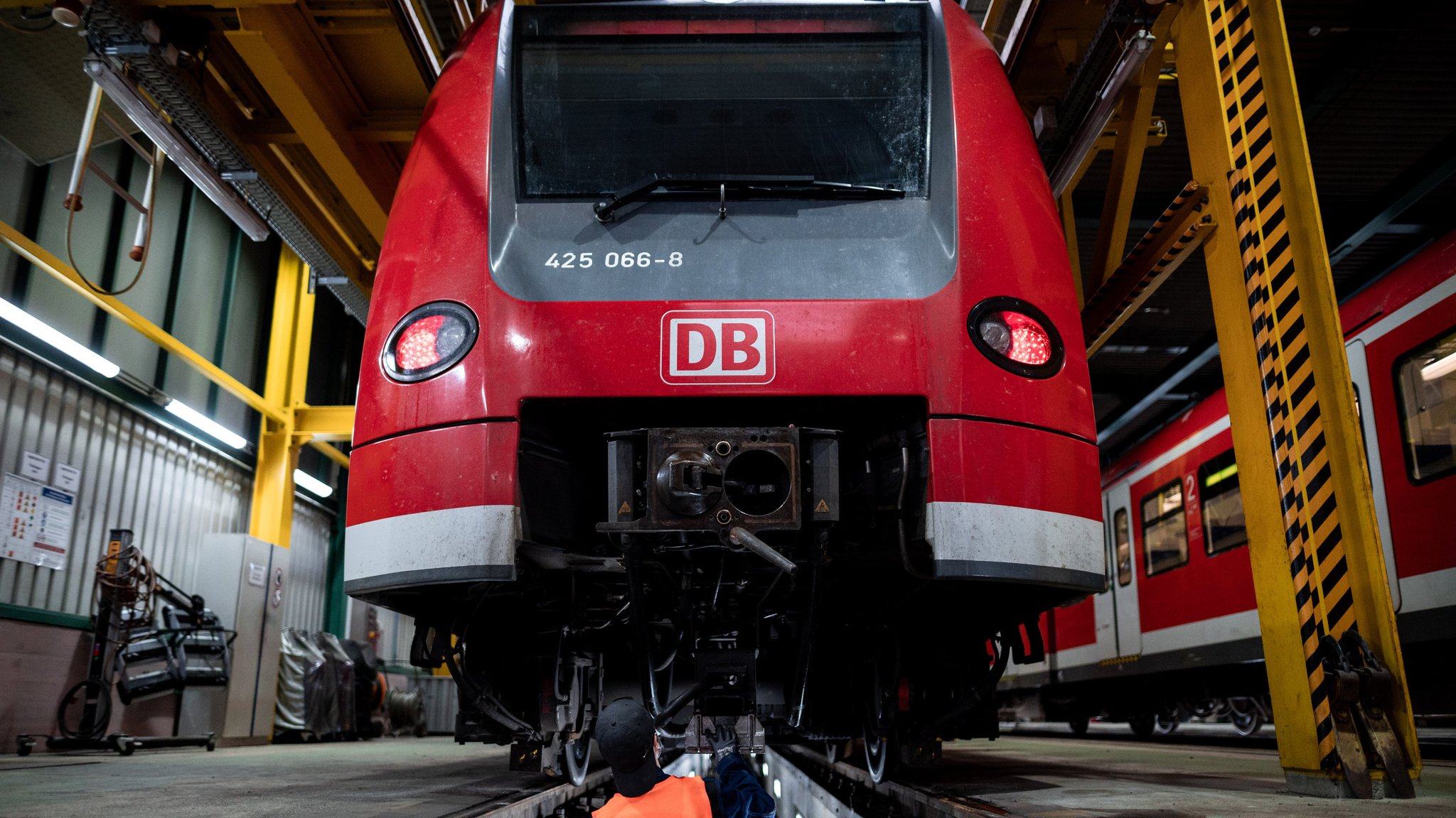 Ein Mitarbeiter des Regiowerks kontrolliert einen Zug