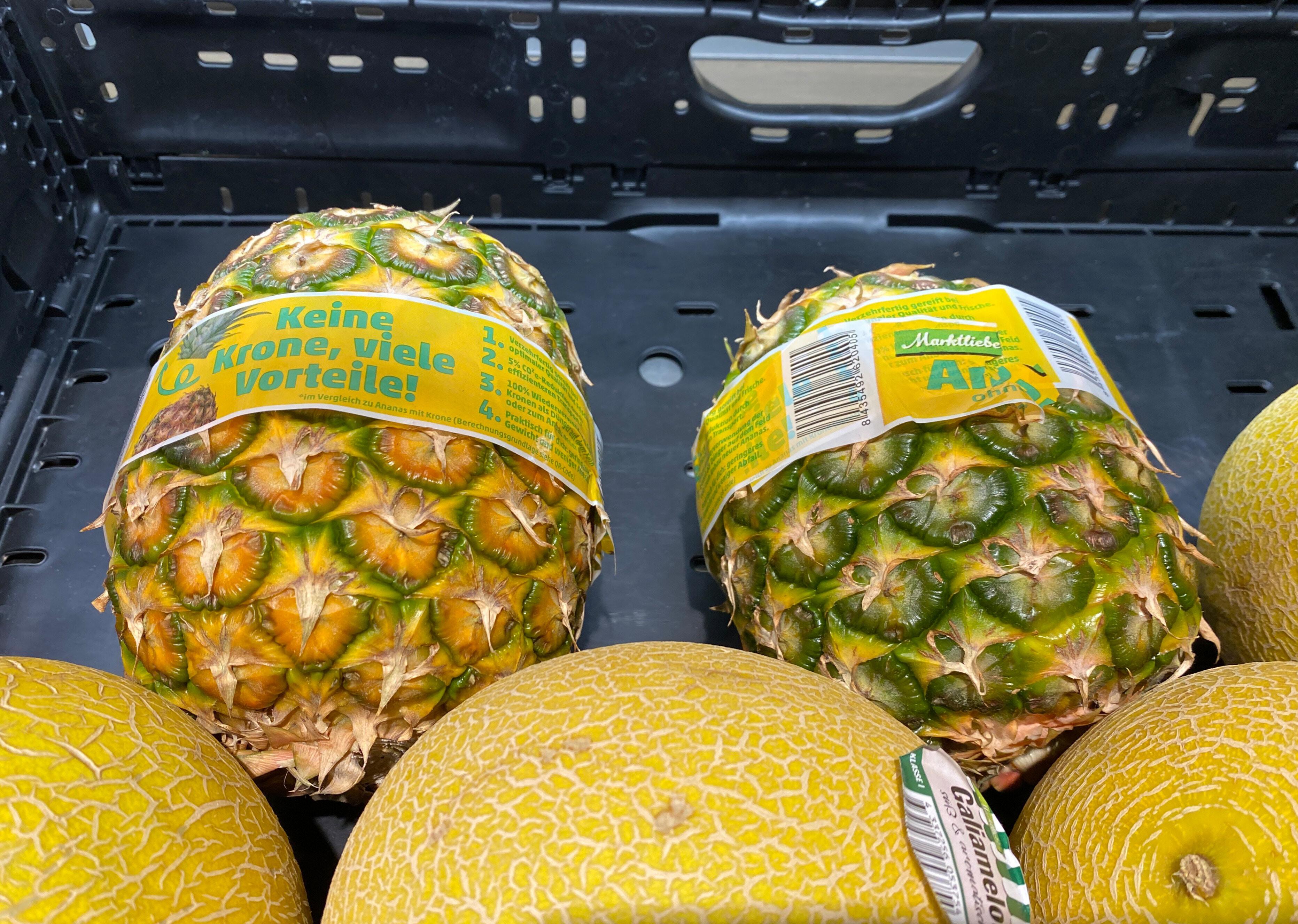 Ananas im Regal ohne Krone
