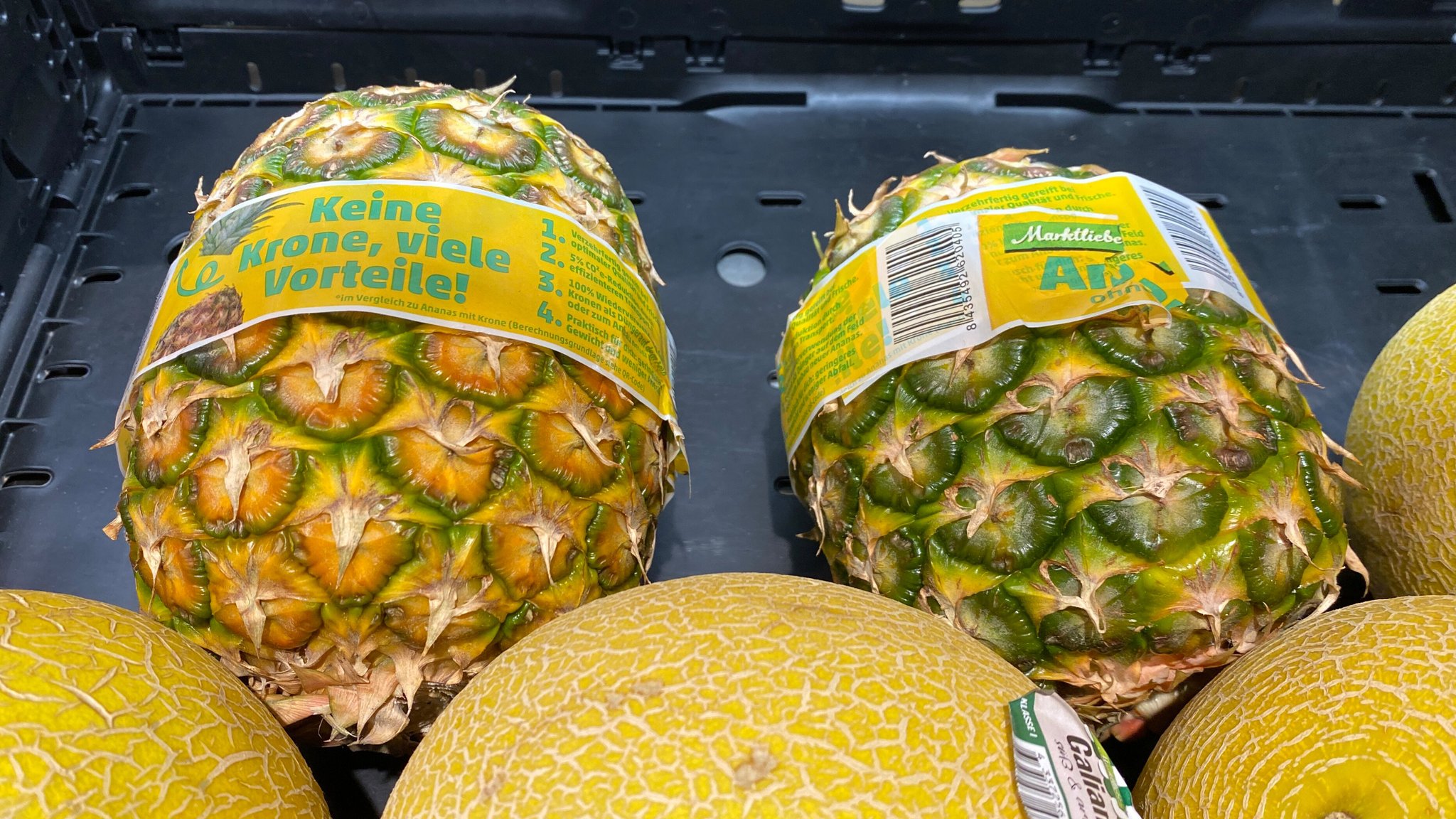 Ananas im Regal ohne Krone