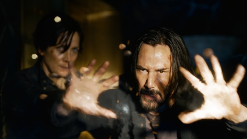 Es ist wieder "Bullet time"! Keanu Reeves und Carrie-Anne Moss in "Matrix Resurrections" (Filmszene).