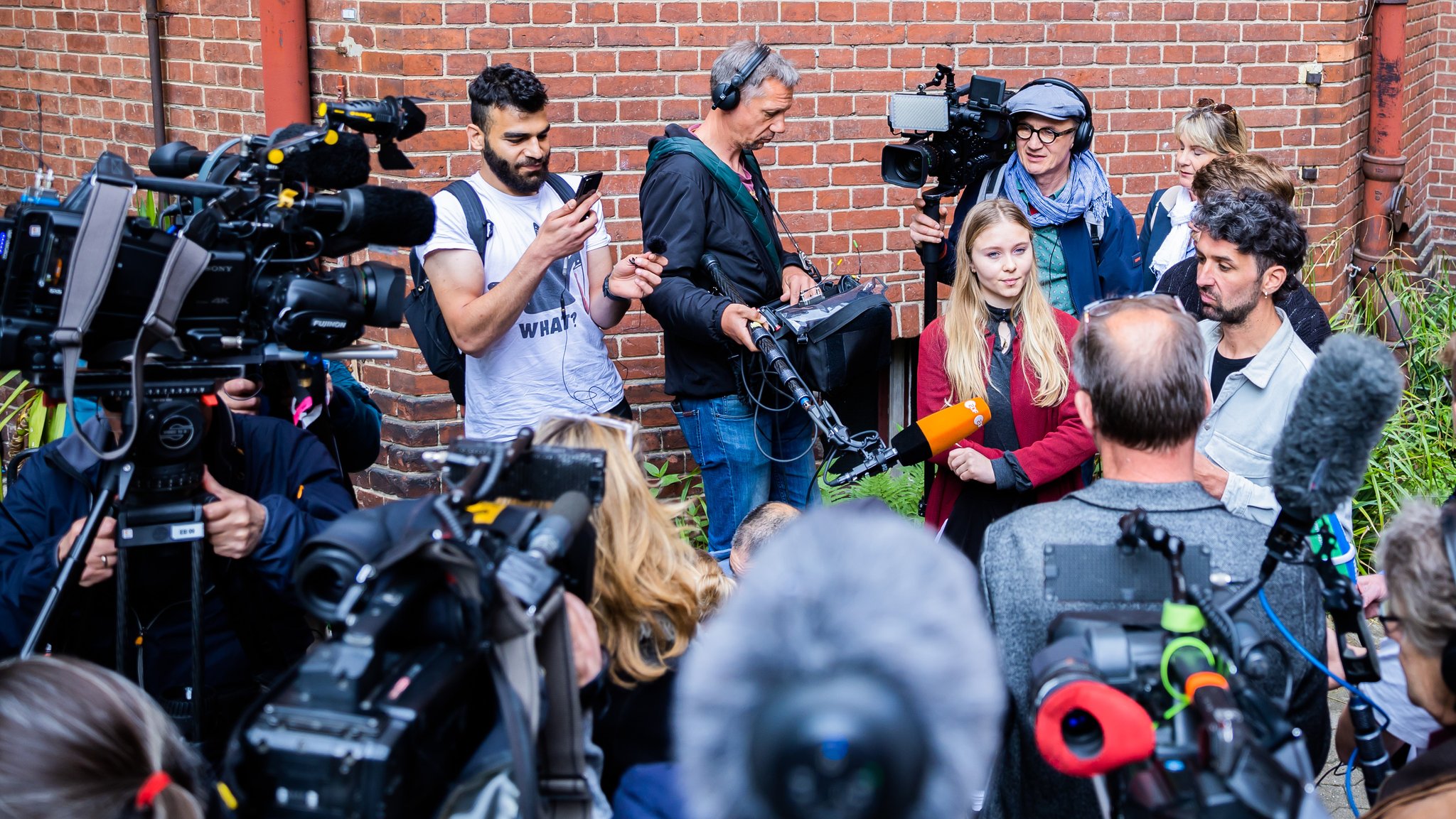 Aimee van Baalen, Sprecherin der Letzten Generation, spricht nach einer Pressekonferenz der Letzten Generation vor der Reformationskirche in Berlin-Moabit mit Medienvertretern.