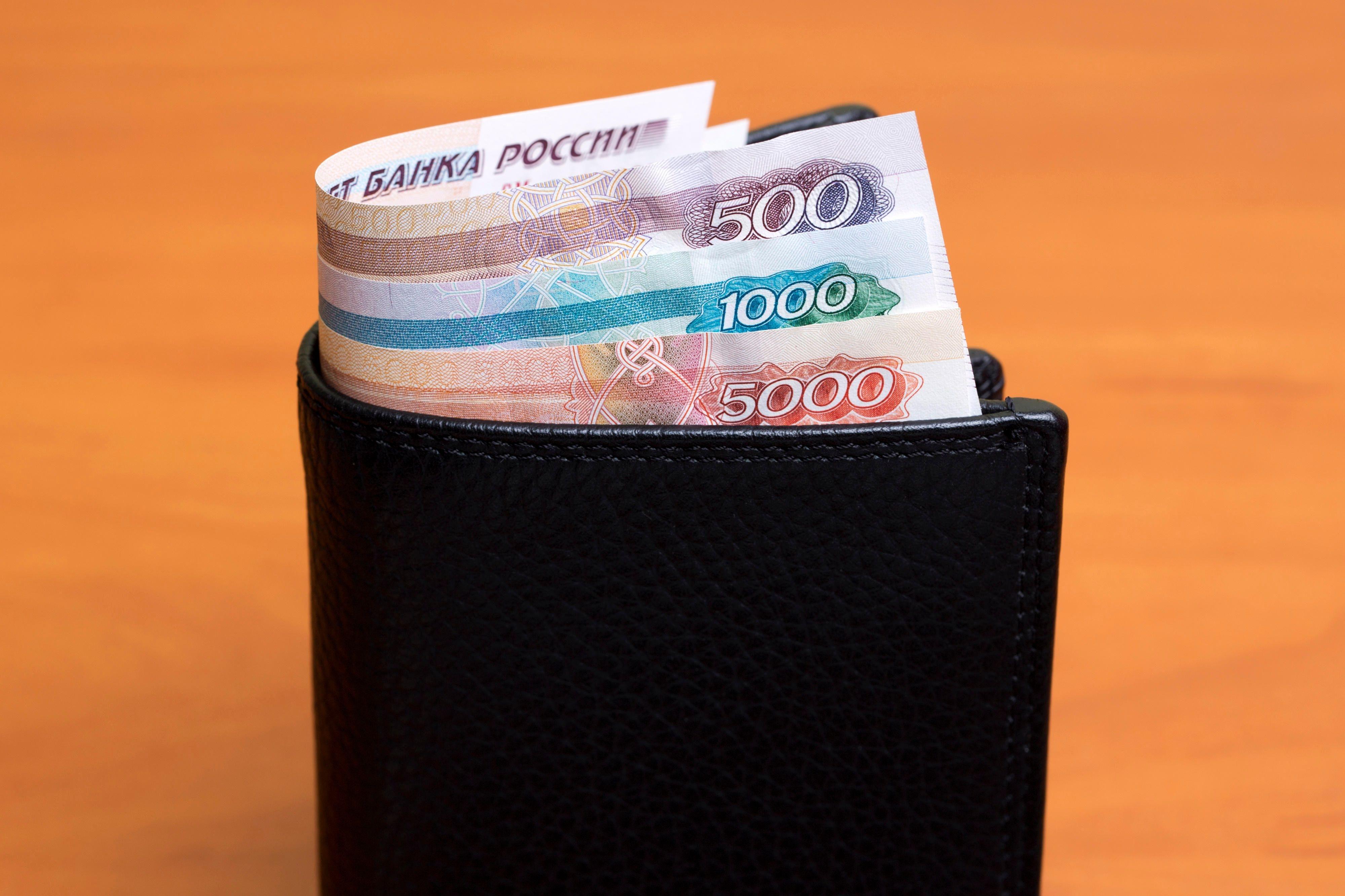 Russische Bargeld-Scheine in einem schwarzen Portemonnaie