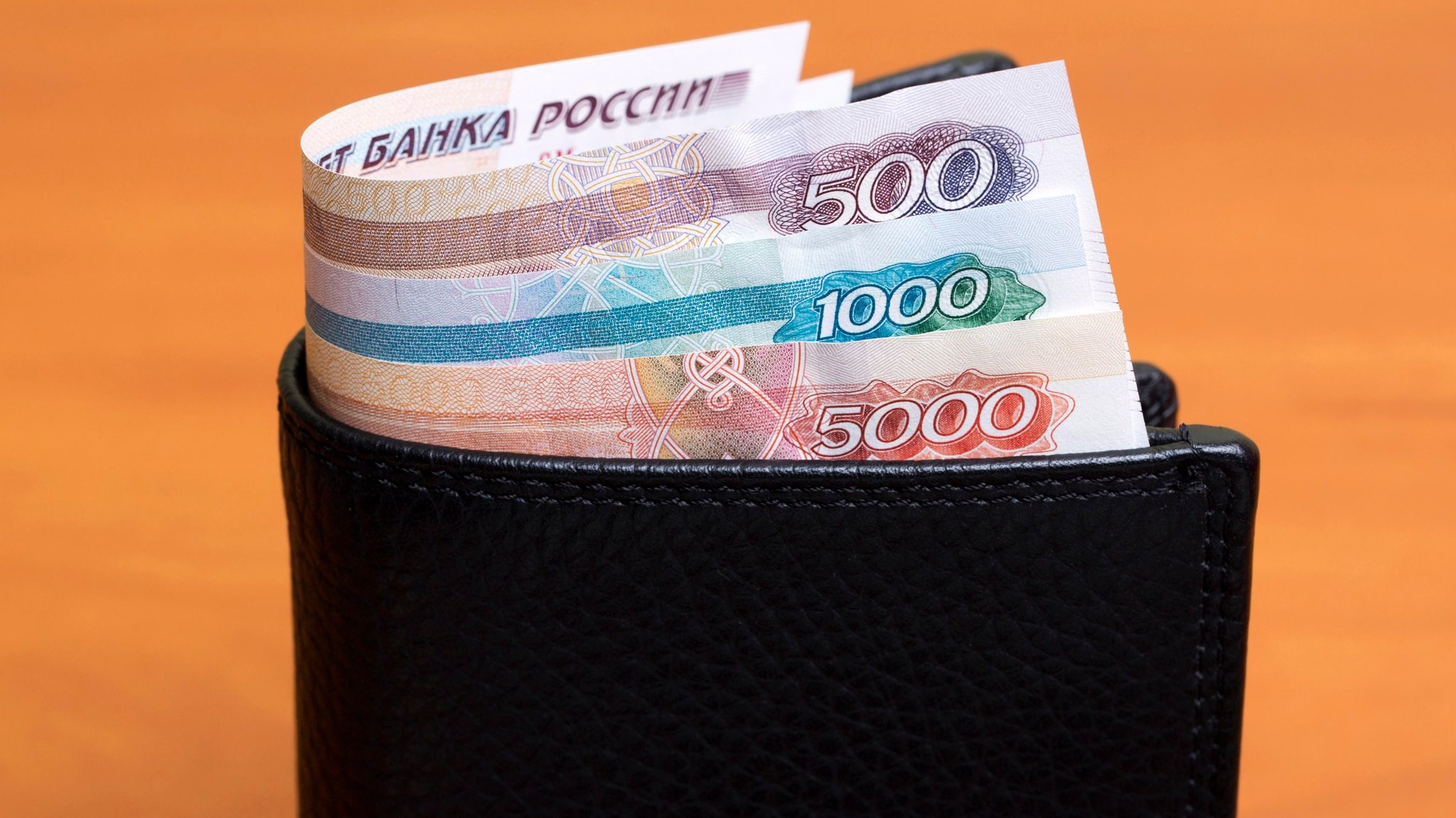 Russische Bargeld-Scheine in einem schwarzen Portemonnaie