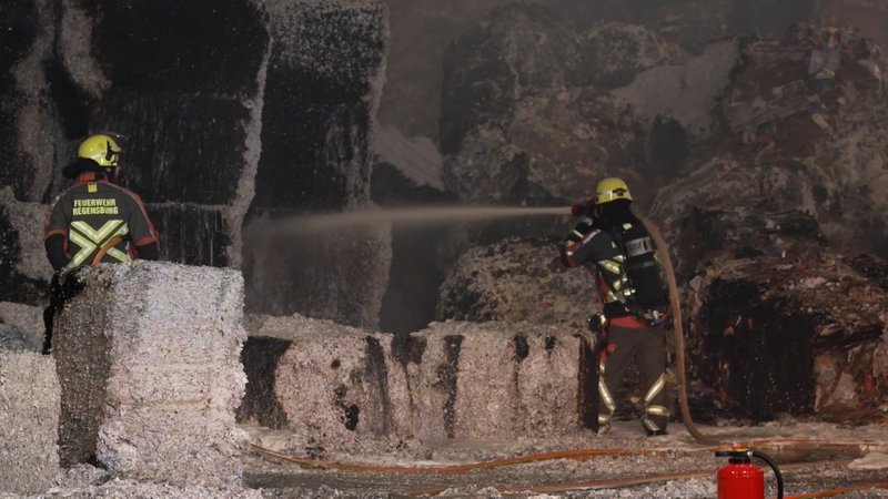 Regensburger Feuerwehrleute bei Löscharbeiten in einer Recyclinganlage | Bild: BR Regensburger Feuerwehrleute bei Löscharbeiten in einer Recyclinganlage