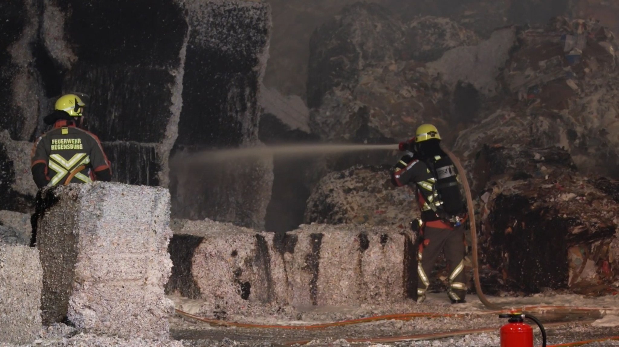 Regensburger Feuerwehrleute bei Löscharbeiten in einer Recyclinganlage