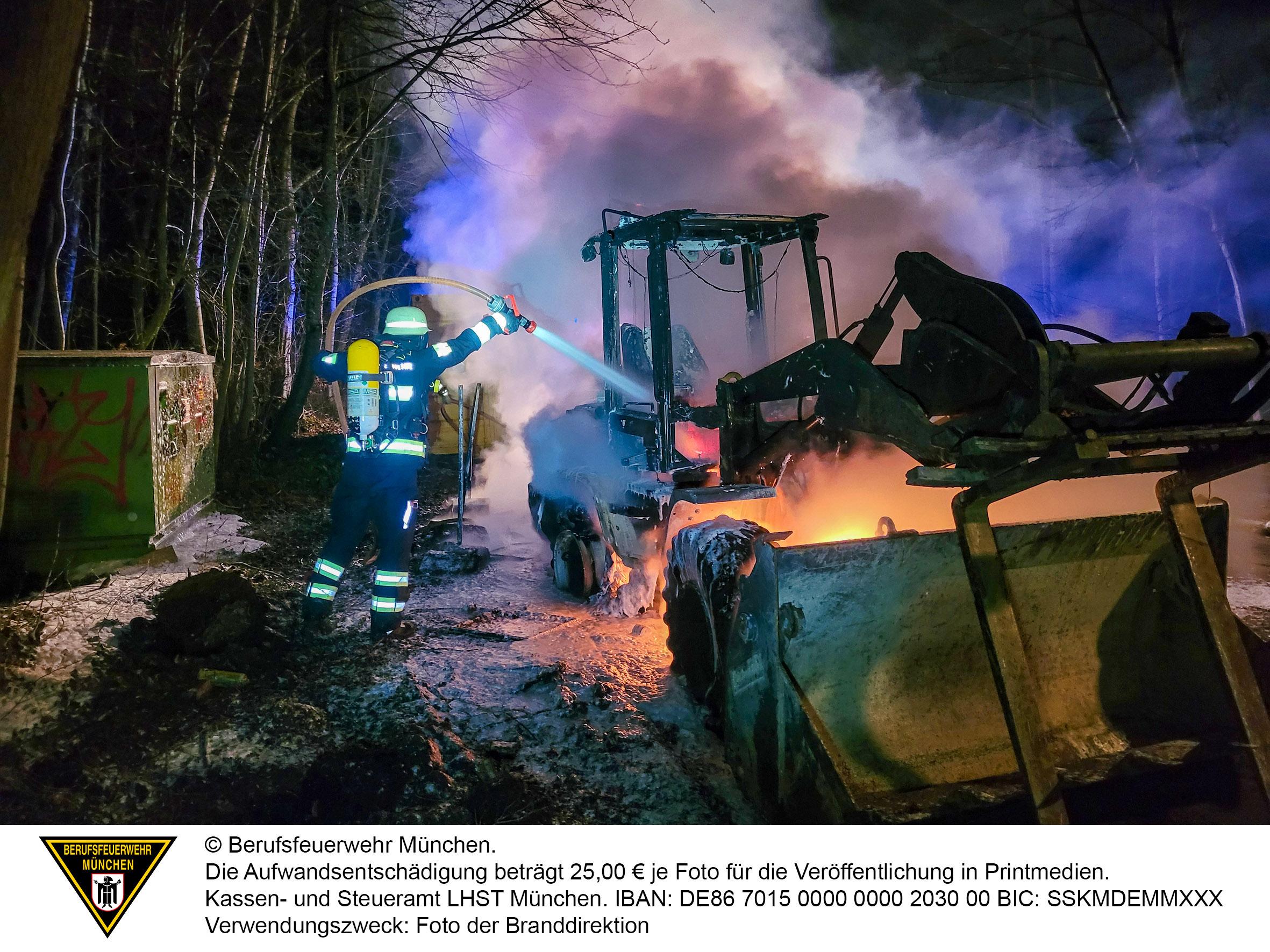 Feuerwehr-Löscharbeiten an dem Radlader.