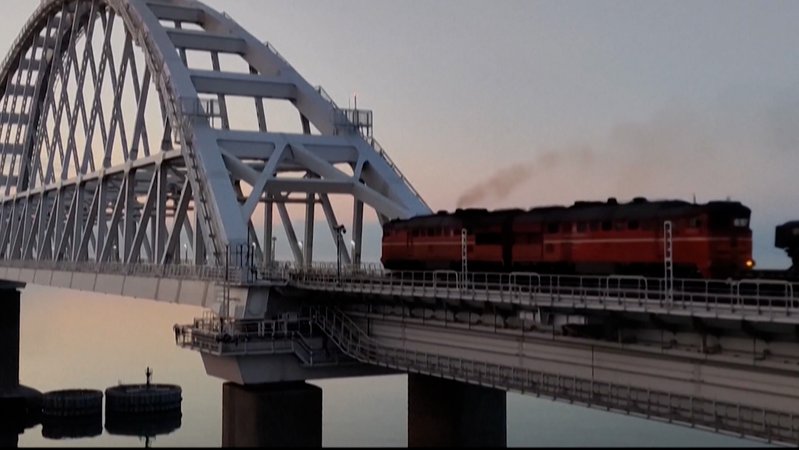 Explosion unter Wasser: Krim-Brücke offenbar gezielt attackiert | Bild: Bayerischer Rundfunk 2025 Explosion unter Wasser: Krim-Brücke offenbar gezielt attackiert