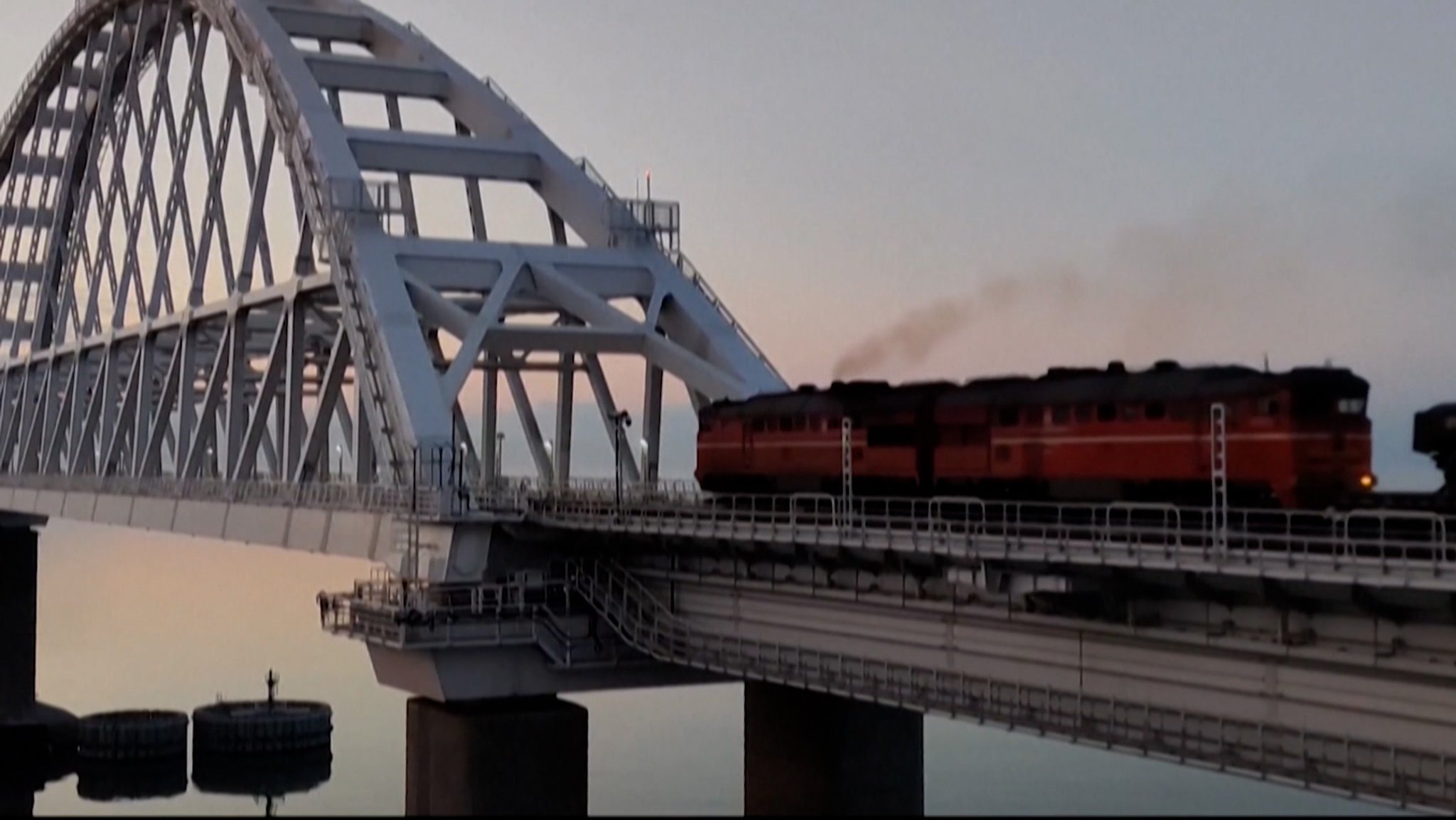 Explosion unter Wasser: Krim-Brücke offenbar gezielt attackiert