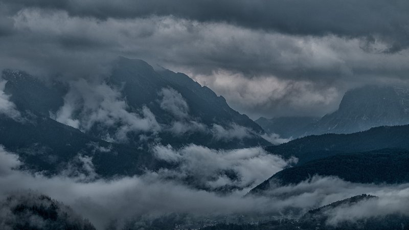 Wolken in den bayerischen Bergen (Archivbild)