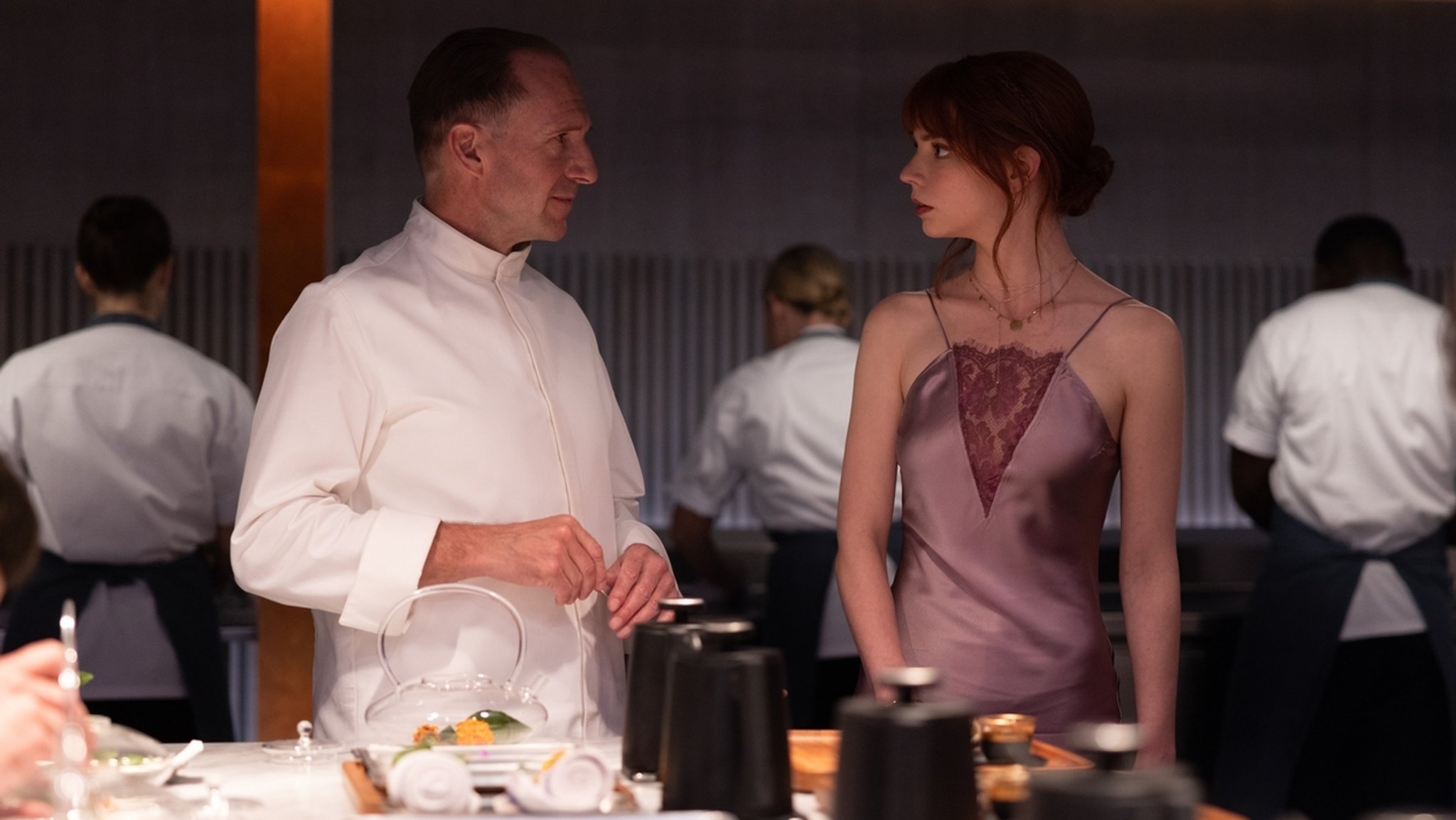 Führt Böses im Schilde: Ralph Fiennes als maliziöser Meisterkoch in "The Menu" (Filmszene).