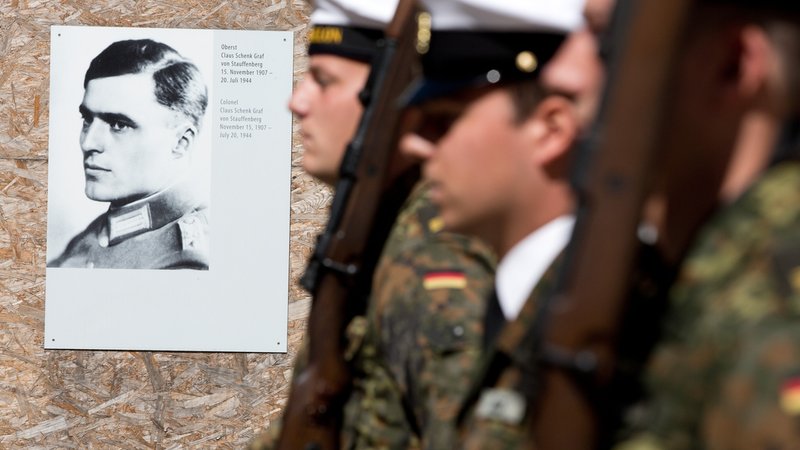 Bundeswehrsoldaten vor einem Bild des erschossenen Widerstandskämpfers Oberst Claus Schenk Graf von Stauffenberg (Archiv)