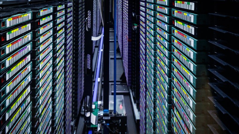 Wie hoch ist der Wasserverbrauch von KI wie ChatGPT? | Bild: picture alliance/dpa | Daniel Karmann Wie hoch ist der Wasserverbrauch von KI wie ChatGPT?