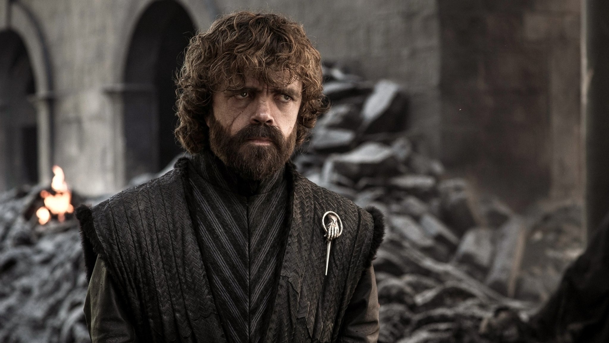 Schauspieler Peter Dinklage "trinkt und weiß Dinge" in "Game of Thrones" (Filmszene).