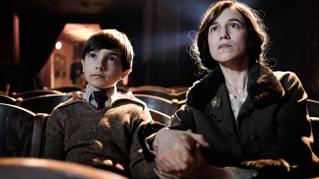 Charlotte Gainsbourg als Mutter, die jede Entwicklung ihres Sohnes aufs Schärfste kontrolliert. ("Frühes Versprechen"-Filmszene)