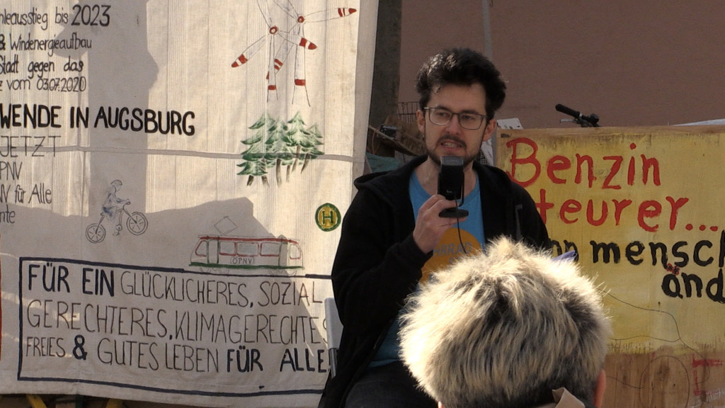 Klimacamp-Aktivist Alexander Mai bei einer Demo in Augsburg