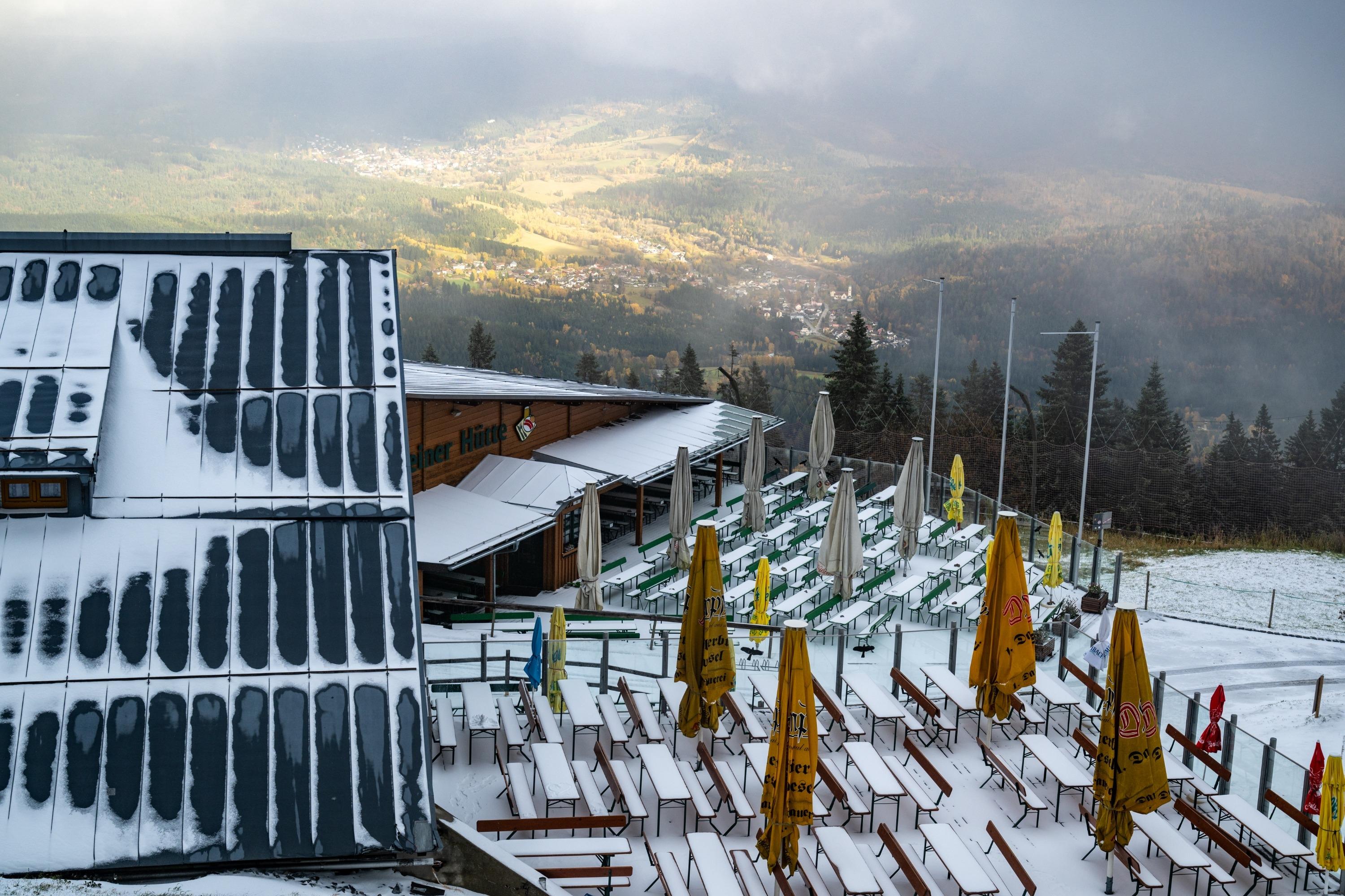 Wintereinbruch im Bayerischen Wald: Arberschutzhaus mit Blick auf Bayerisch Eisenstein