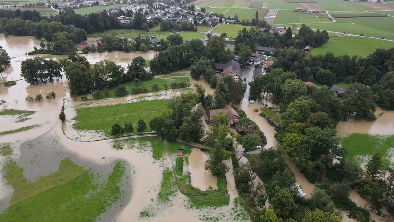 Luftaufnahme des Ortes Oberkaltenbrunn im Landkreis Rosenheim: Straßen und Felder sind mit braunem Wasser überschwemmt. | Bild: News5 Luftaufnahme des Ortes Oberkaltenbrunn im Landkreis Rosenheim: Straßen und Felder sind mit braunem Wasser überschwemmt.