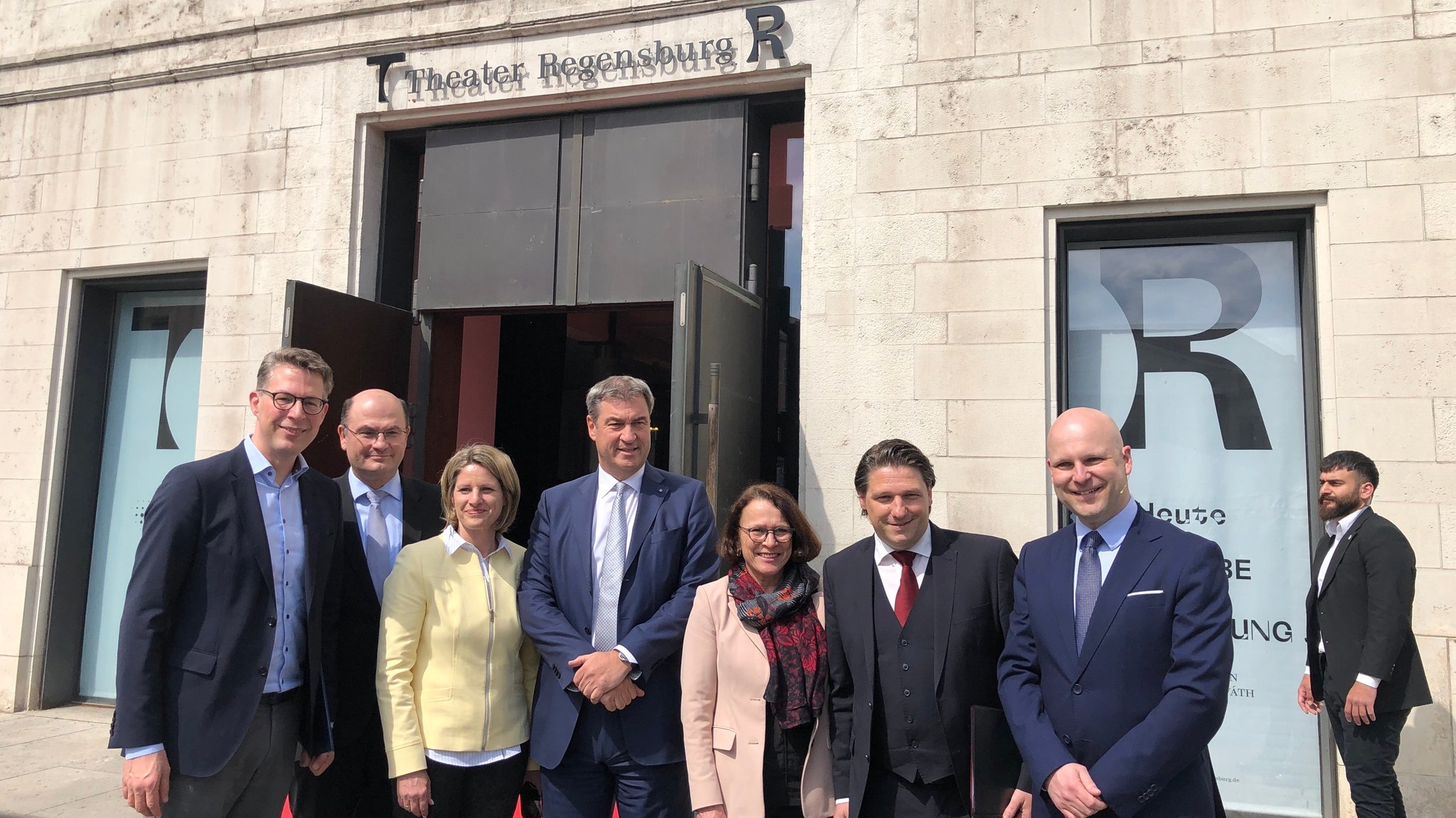 Kunstminister Markus Blume, Finanzminister Albert Füracker und Ministerpräsident Markus Söder vor dem Stadttheater Regensburg.