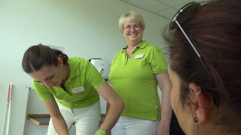 Dr. Julia Treiber (rechts) leitet Medizinstudentin Carla Scheuring an, die eine vierwöchige Famulatur in ihrer Praxis macht. | Bild: BR/Bianca Göß Dr. Julia Treiber (rechts) leitet Medizinstudentin Carla Scheuring an, die eine vierwöchige Famulatur in ihrer Praxis macht.