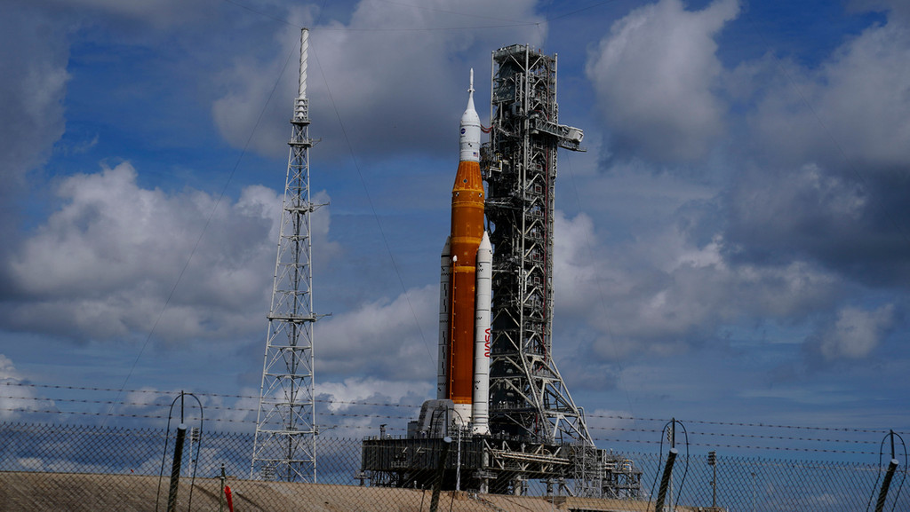 Die neue NASA-Mondrakete steht auf der Startrampe 39-B im Kennedy Space Center in Cape Canaveral, Florida. 