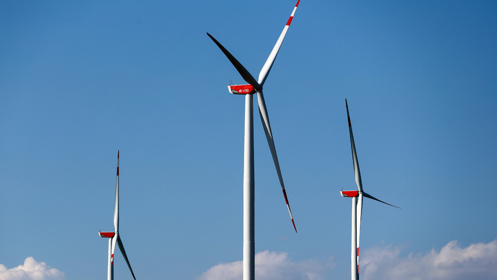 Viel Bürokratie und lange Verfahren behindern den schnellen Ausbau von Windkraftanlagen in Bayern