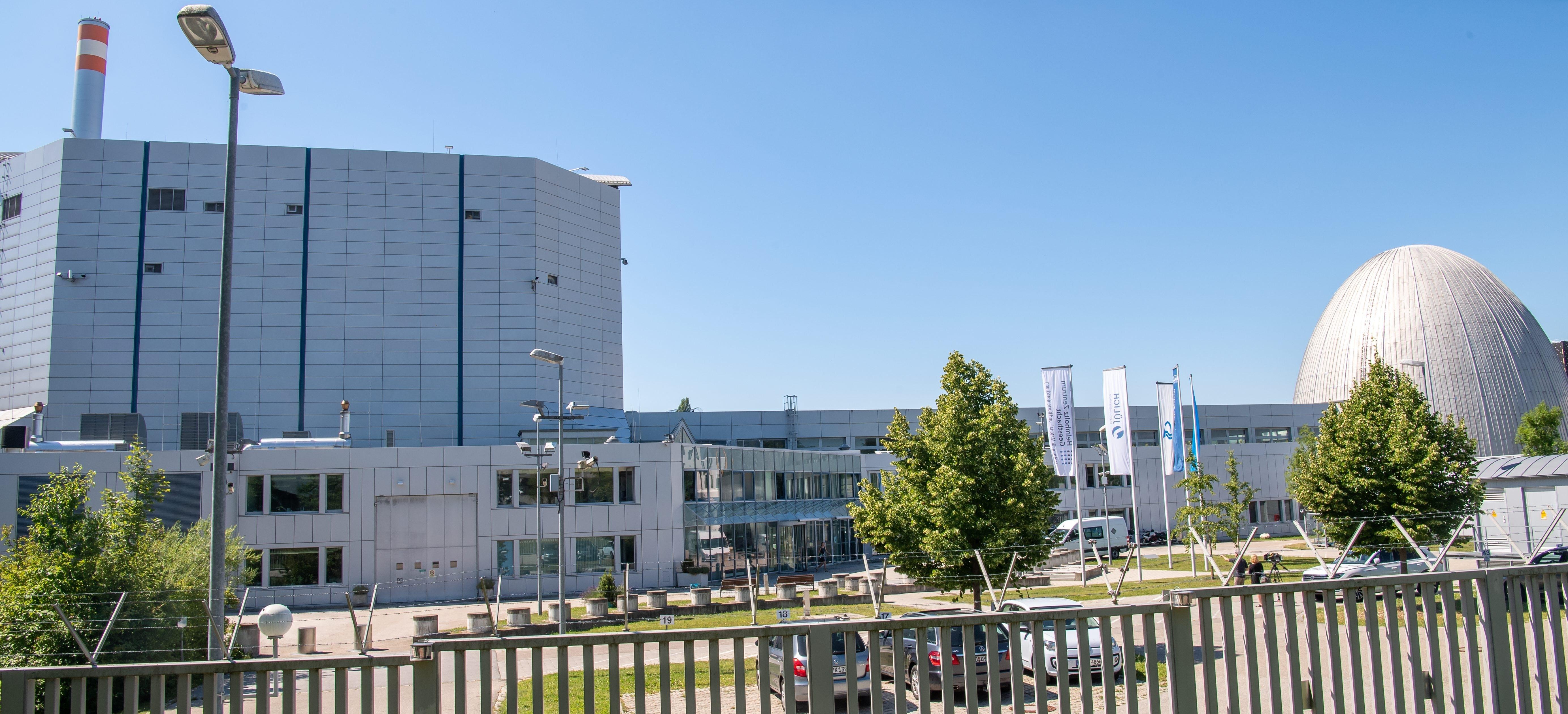 Archivbild: Forschungsreaktor München II und der abgeschaltete Forschungsreaktor München (r.)