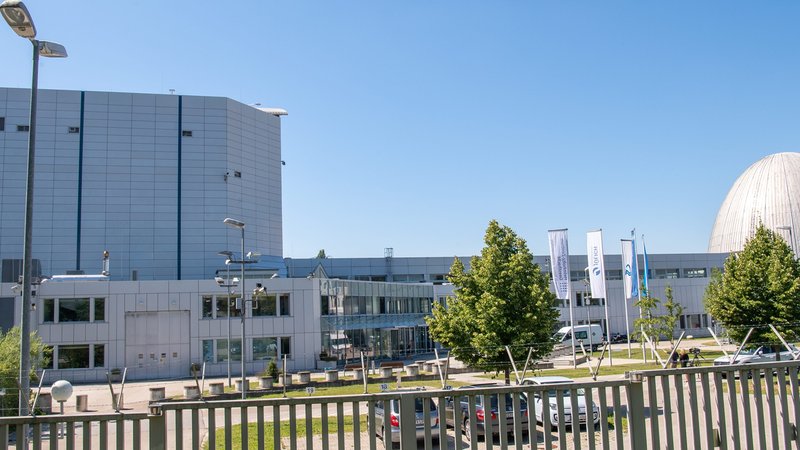 Archivbild: Forschungsreaktor München II und der abgeschaltete Forschungsreaktor München (r.)