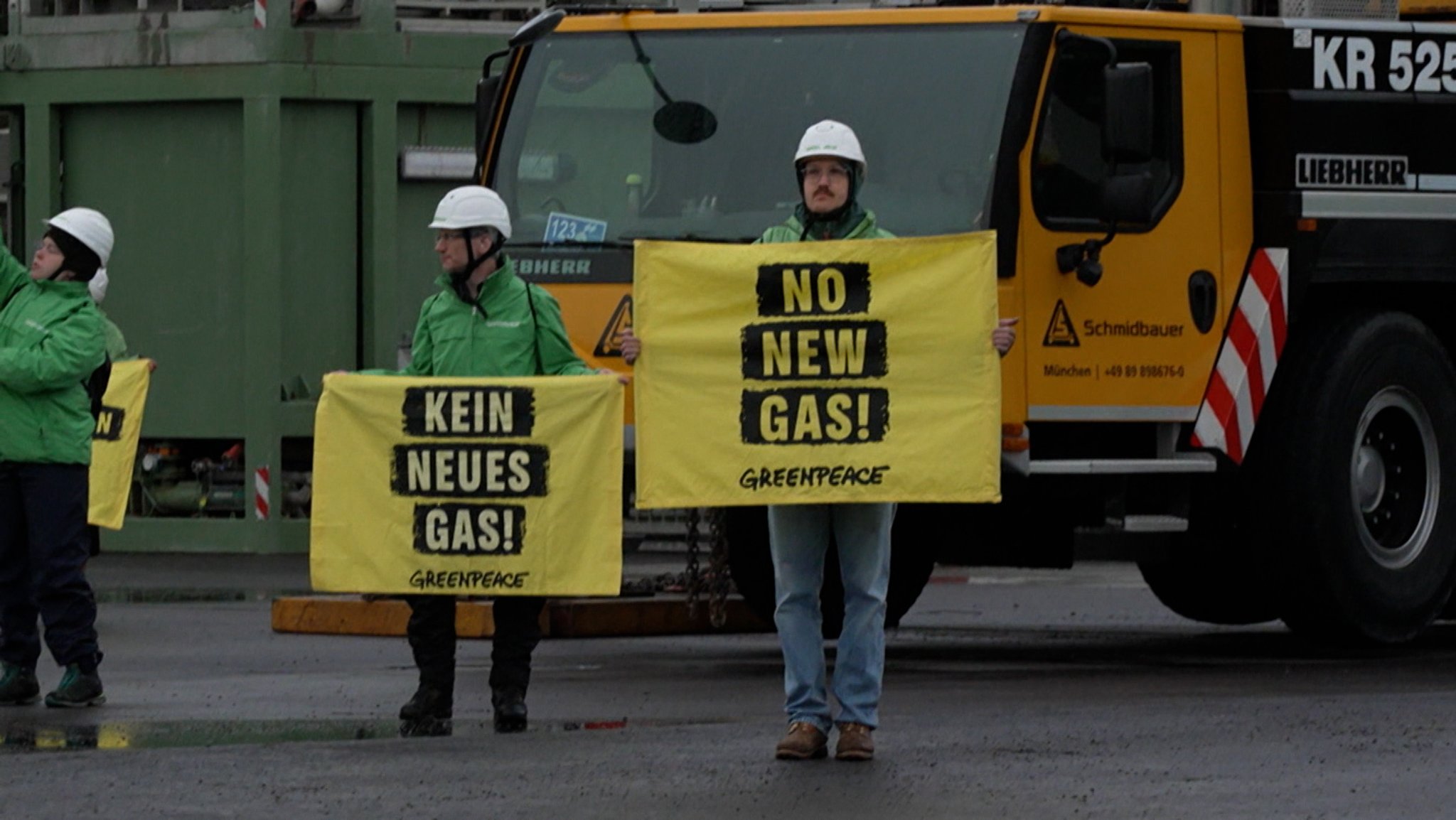  Umweltschützer protestieren gegen geplante Gas-Bohrung. 