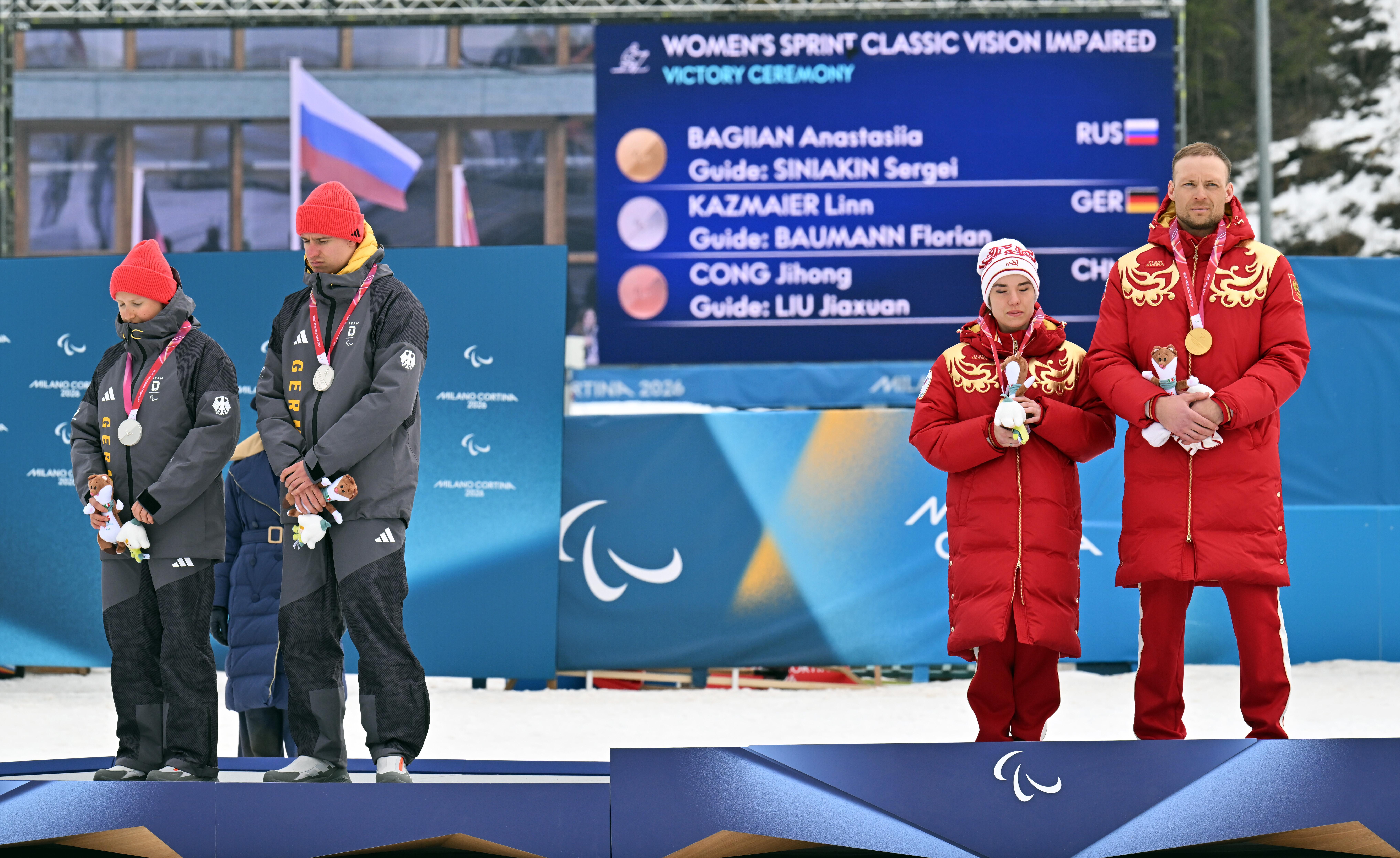 Linn Kazmaier (l) und Guide Florian Baumann (2.v.l) aus Deutschland stehen neben Anastasiia Bagajan (2.v.r).