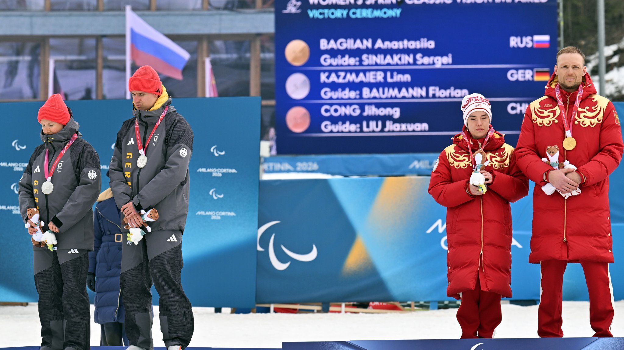 Linn Kazmaier (l) und Guide Florian Baumann (2.v.l) aus Deutschland stehen neben Anastasiia Bagajan (2.v.r).