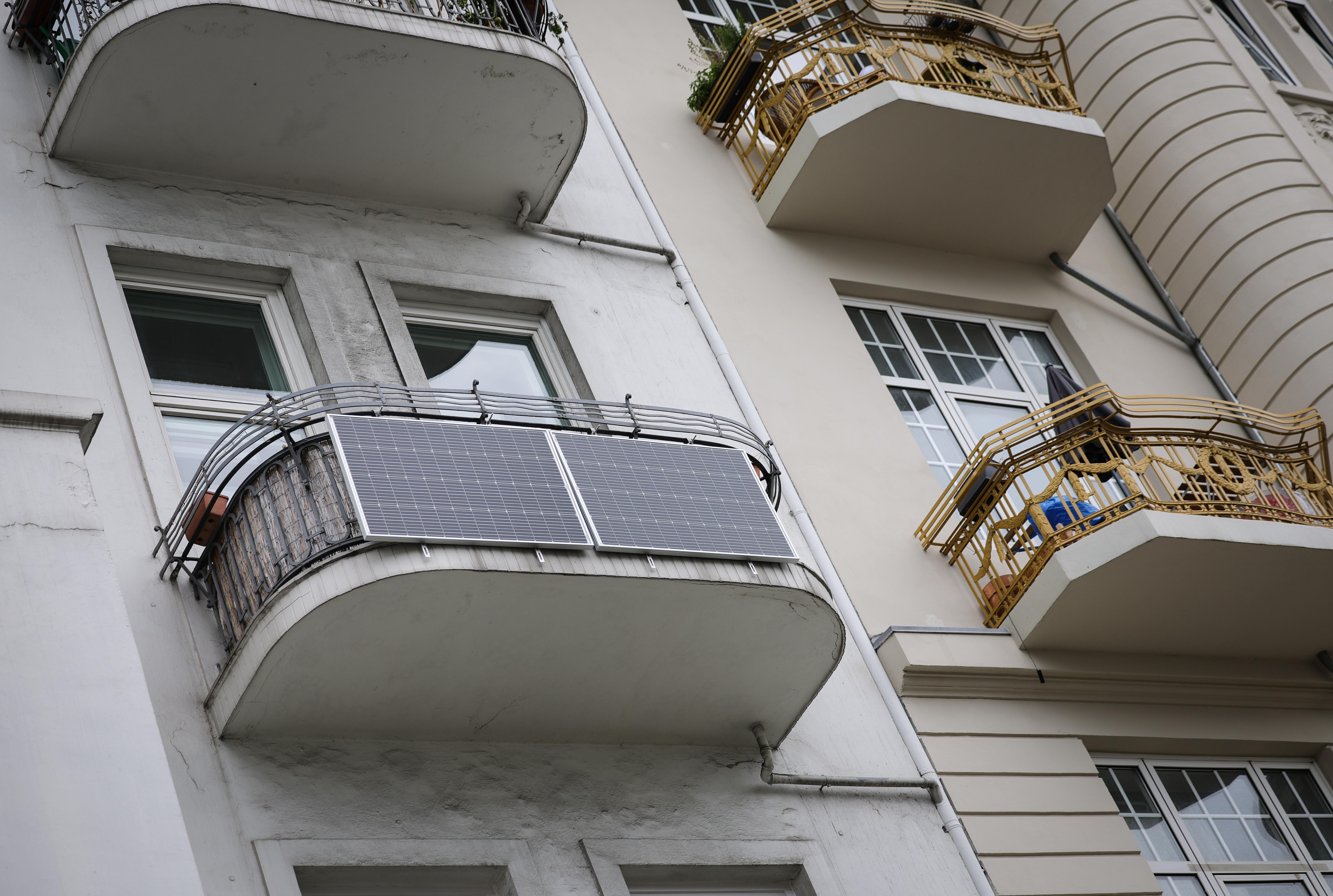 Ein Balkonkraftwerk ist vorderseitig an einem Balkon angebracht.