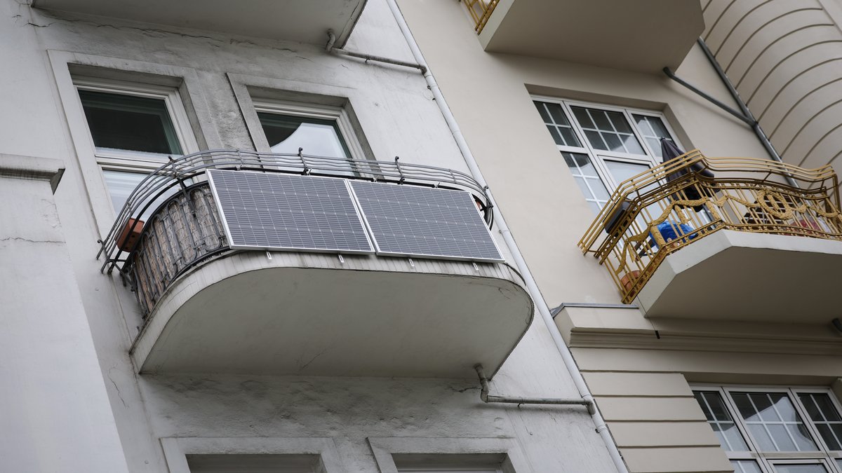 Ein Balkonkraftwerk ist vorderseitig an einem Balkon angebracht.
