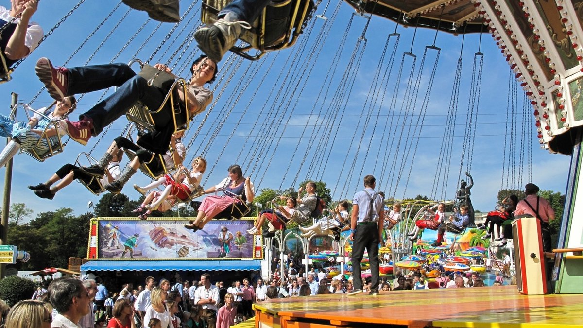 Kettenkarussell auf der Oidn Wiesn | Bild: picture-alliance/dpa Kettenkarussell auf der Oidn Wiesn