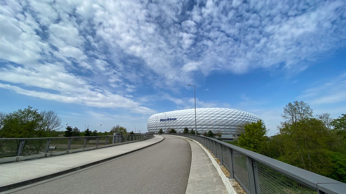 Die Allianz Arena mit breitem Fußweg.