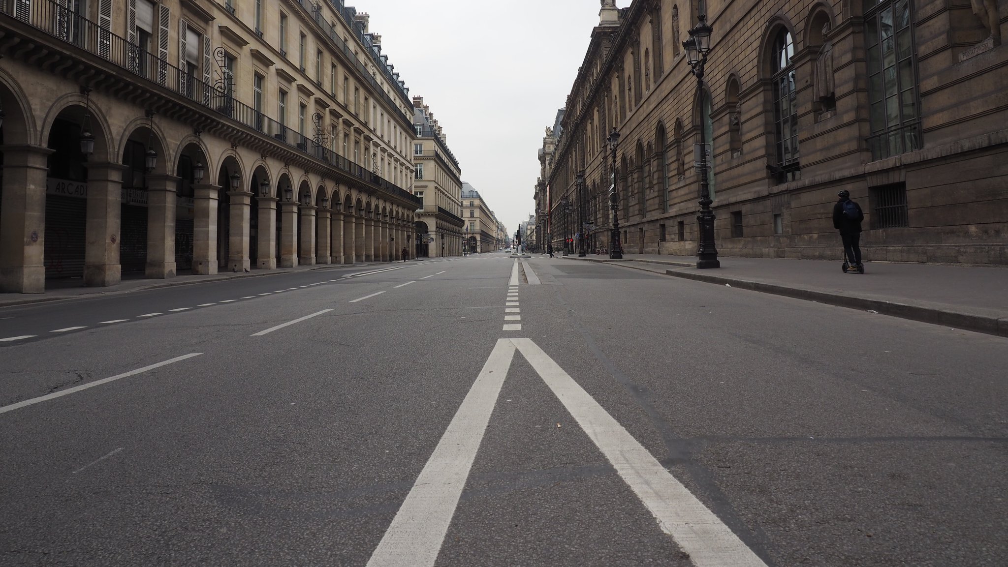 Die menschenleere "Rue de Rivoli" in Paris.