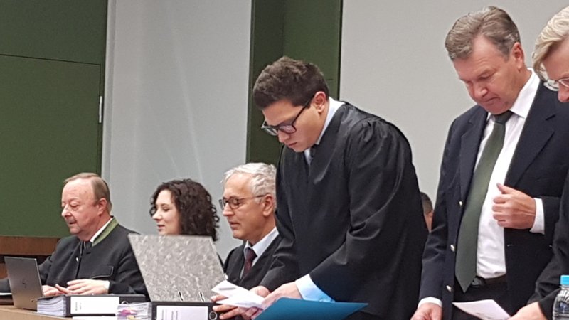 Georg Bromme (1. von links) und Jakob Kreidl (1. von rechts) im Gerichtssaal des Landgerichts München II im November 2018. 