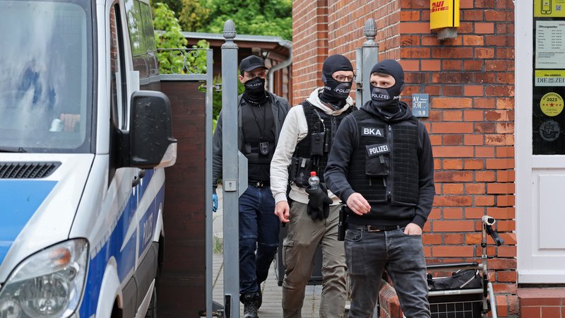 21.05.2025, Mecklenburg-Vorpommern, Neubukow: Polizei durchsucht Räume im Gebäude "Altes Postamt". Der Generalbundesanwalt geht gegen junge Männer vor, die einer mutmaßlichen rechtsextremen Terrorzelle angehören sollen. Bei einer Polizei-Aktion gegen eine Vereinigung, die sich selbst «Letzte Verteidigungswelle» nennt, werden am frühen Morgen in Brandenburg, Mecklenburg-Vorpommern und Hessen fünf Verdächtige festgenommen. Sie sollen nach Angaben der Karlsruher Behörde 14 bis 18 Jahre alt sein. Foto: Bernd Wüstneck/dpa +++ dpa-Bildfunk +++ | Bild: dpa-Bildfunk/Bernd Wüstneck 21.05.2025, Mecklenburg-Vorpommern, Neubukow: Polizei durchsucht Räume im Gebäude "Altes Postamt". Der Generalbundesanwalt geht gegen junge Männer vor, die einer mutmaßlichen rechtsextremen Terrorzelle angehören sollen. Bei einer Polizei-Aktion gegen eine Vereinigung, die sich selbst «Letzte Verteidigungswelle» nennt, werden am frühen Morgen in Brandenburg, Mecklenburg-Vorpommern und Hessen fünf Verdächtige festgenommen. Sie sollen nach Angaben der Karlsruher Behörde 14 bis 18 Jahre alt sein. Foto: Bernd Wüstneck/dpa +++ dpa-Bildfunk +++