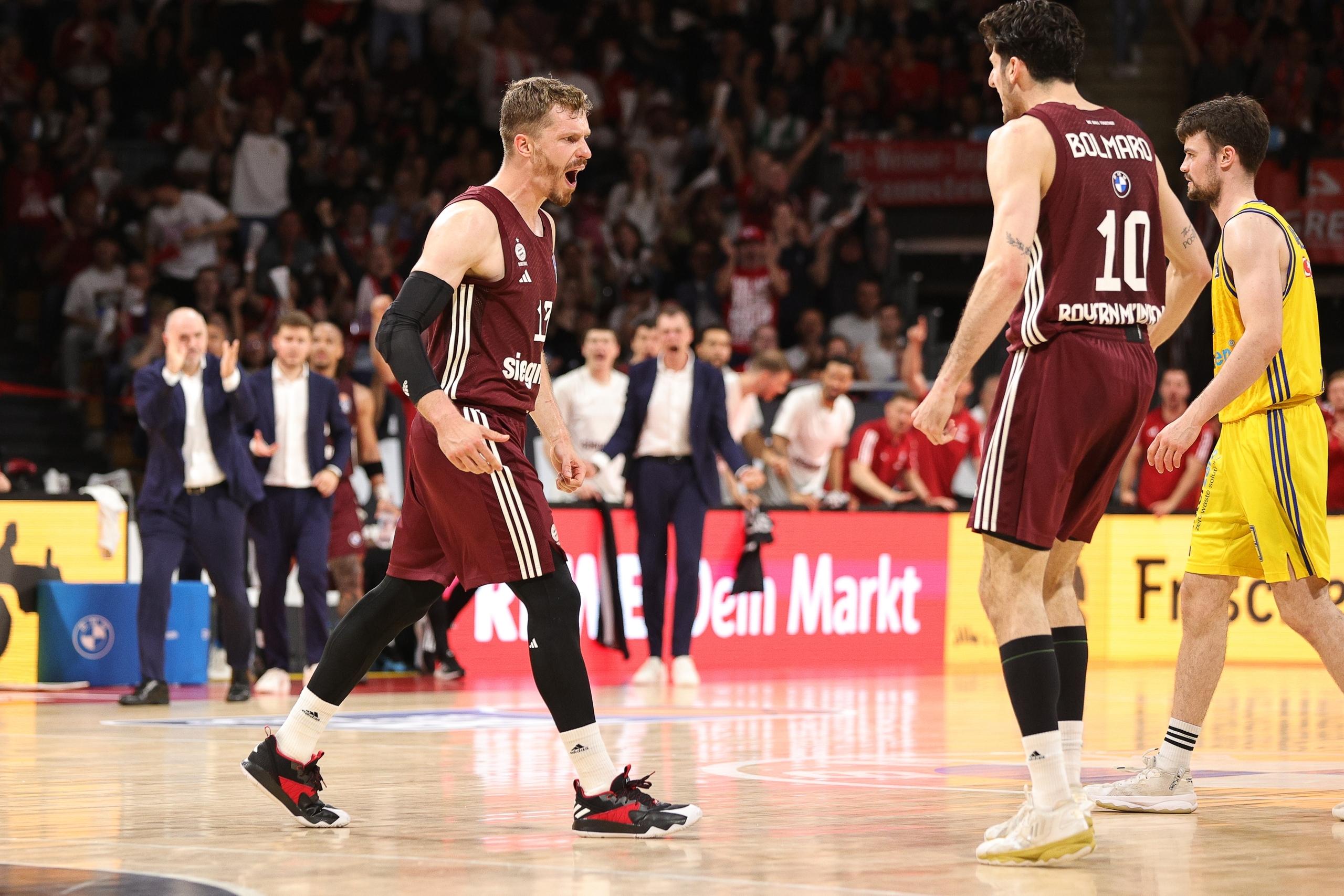 FC Bayern Basketball: Andreas Obst und Leandro Bolmaro jubeln