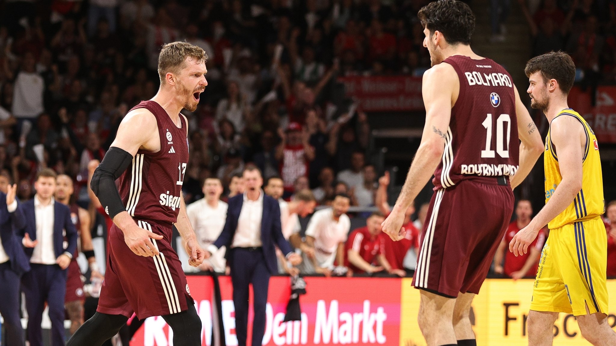 FC Bayern Basketball: Andreas Obst und Leandro Bolmaro jubeln