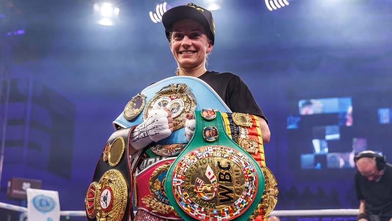 Die Augsburgerin Tina Rupprecht als Undisputed Champion mit allen vier Weltmeisterschaftsgürteln der Box-Verbände IBF, WBO, WBC und WBA | Bild: dpa-Bildfunk/Andreas Gora Die Augsburgerin Tina Rupprecht als Undisputed Champion mit allen vier Weltmeisterschaftsgürteln der Box-Verbände IBF, WBO, WBC und WBA