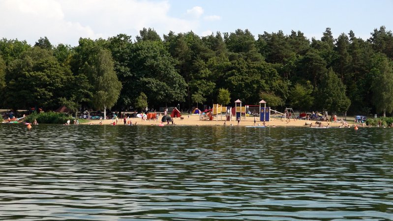 Schweinfurter Baggersee, an dem der Badeunfall am Donnerstag passierte. | Bild: NEWS5 / Pascal Höfig Schweinfurter Baggersee, an dem der Badeunfall am Donnerstag passierte.