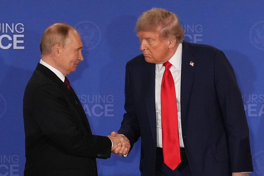 US-Präsident Donald Trump (r) reicht dem russischen Präsidenten Wladimir Putin während einer gemeinsamen Pressekonferenz auf der Joint Base Elmendorf-Richardson in Alaska die Hand.