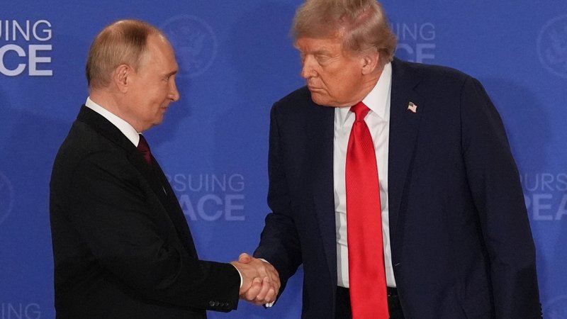 US-Präsident Donald Trump (r) reicht dem russischen Präsidenten Wladimir Putin während einer gemeinsamen Pressekonferenz auf der Joint Base Elmendorf-Richardson in Alaska die Hand. | Bild: dpa-Bildfunk/Jae C. Hong US-Präsident Donald Trump (r) reicht dem russischen Präsidenten Wladimir Putin während einer gemeinsamen Pressekonferenz auf der Joint Base Elmendorf-Richardson in Alaska die Hand.